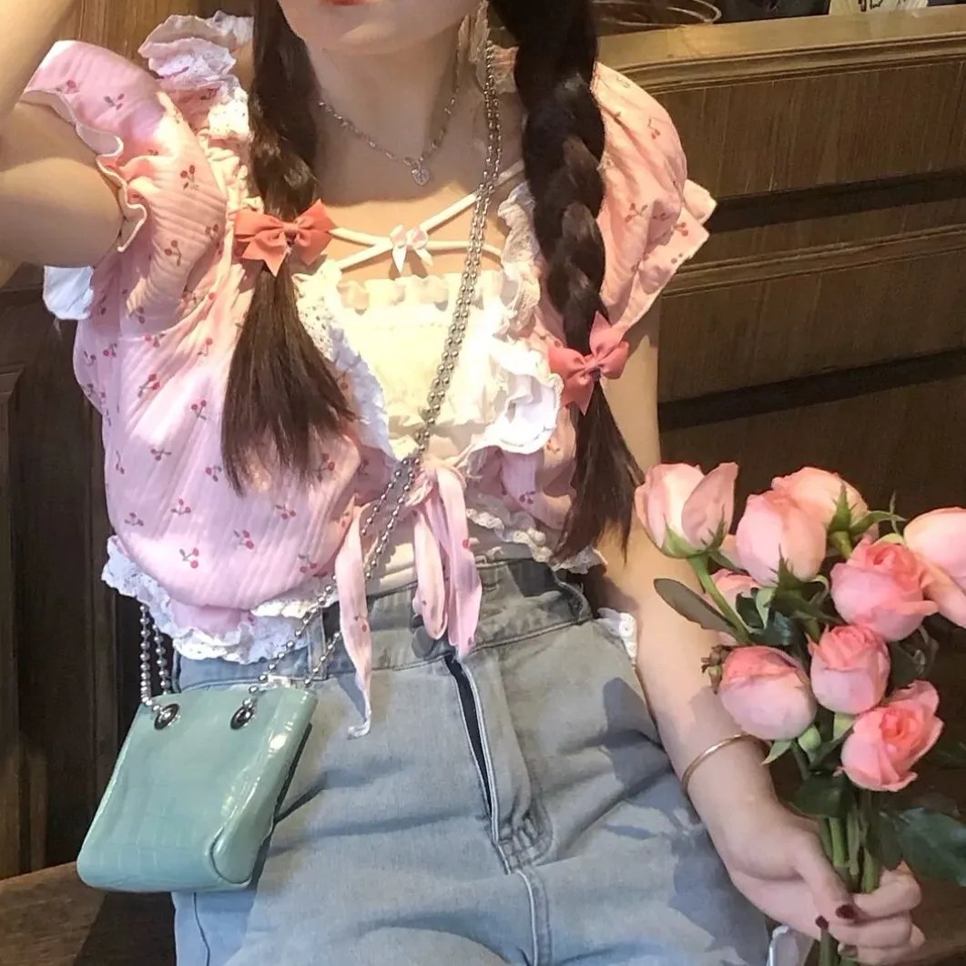 别惹那个抱玩偶的，她打架贼凶